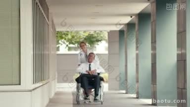 <strong>健康问题</strong>和残疾商人男病人在轮椅上与女医生在医院交谈